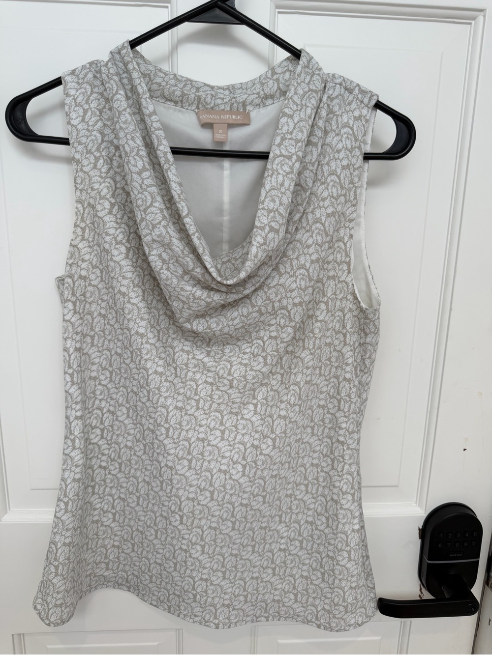 Banana Republic Light Taupe and Ivory Patterned Shell